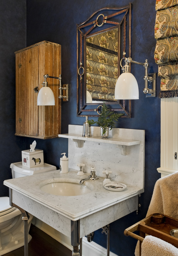 ニューヨークにあるトラディショナルスタイルのおしゃれな浴室 (コンソール型シンク) の写真