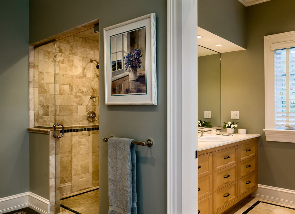 На фото: ванная комната в классическом стиле с накладной раковиной с