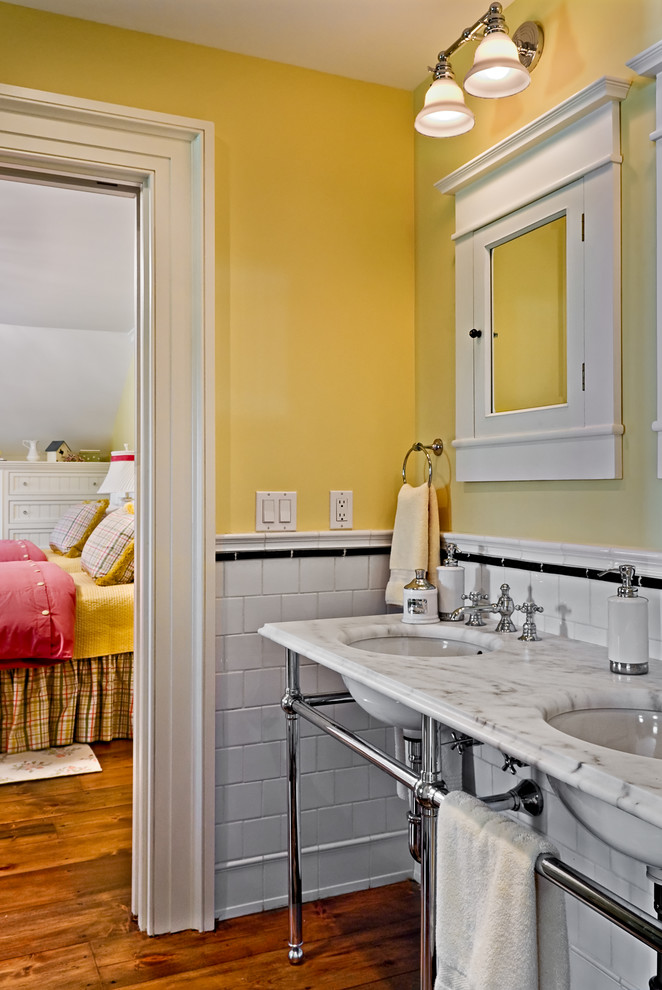 Свежая идея для дизайна: ванная комната в классическом стиле с консольной раковиной и желтыми стенами - отличное фото интерьера