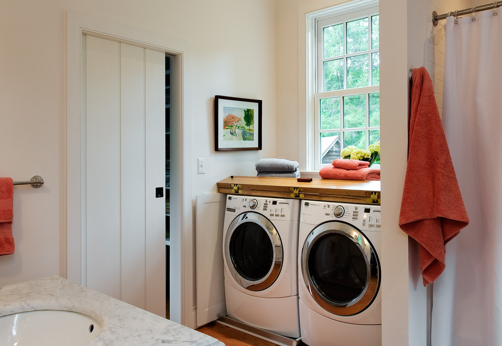 Klassisches Badezimmer mit Marmor-Waschbecken/Waschtisch und Wäscheaufbewahrung in New York