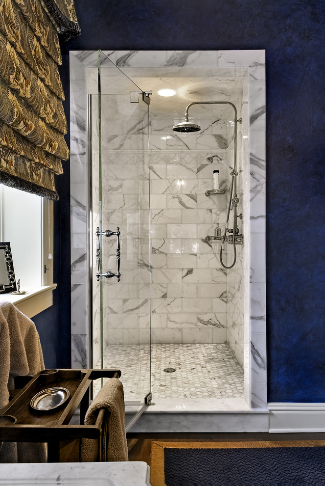 ニューヨークにあるトラディショナルスタイルのおしゃれな浴室 (アルコーブ型シャワー) の写真