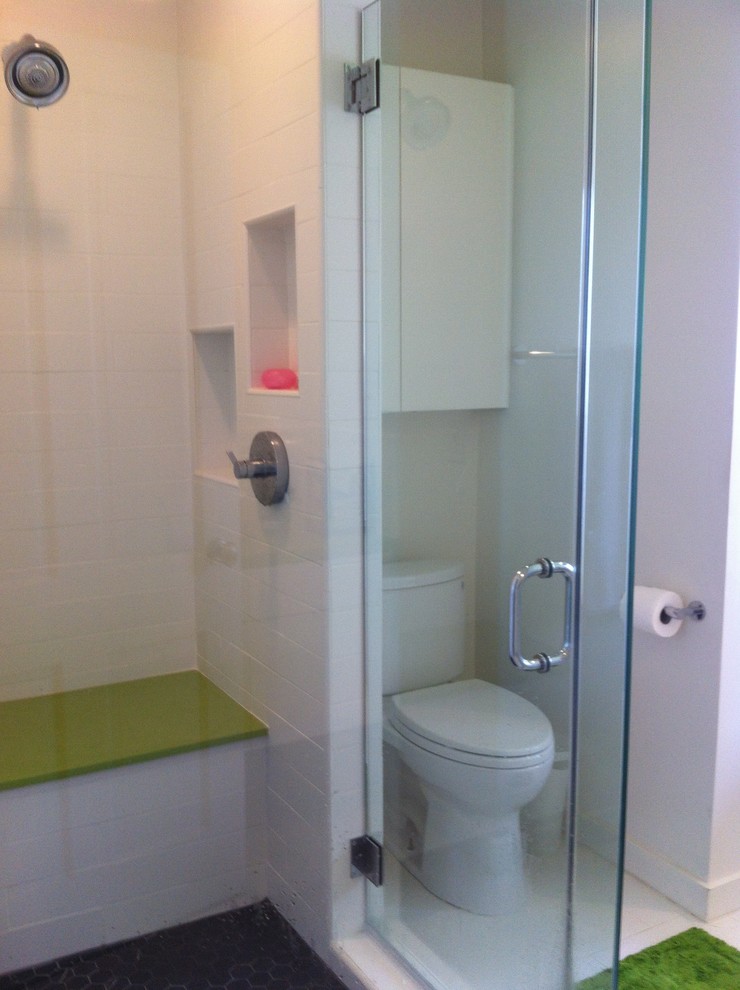 Пример оригинального дизайна: ванная комната в современном стиле с плоскими фасадами, белыми фасадами, столешницей из искусственного кварца, угловым душем, раздельным унитазом, белой плиткой и керамической плиткой