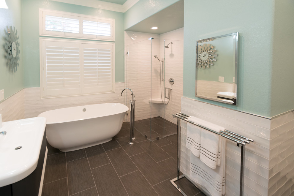 Aménagement d'une grande salle de bain principale contemporaine avec une baignoire indépendante, une douche d'angle, un carrelage blanc, des carreaux de céramique, un mur bleu, un sol en carrelage de céramique, un sol gris et une cabine de douche à porte battante.