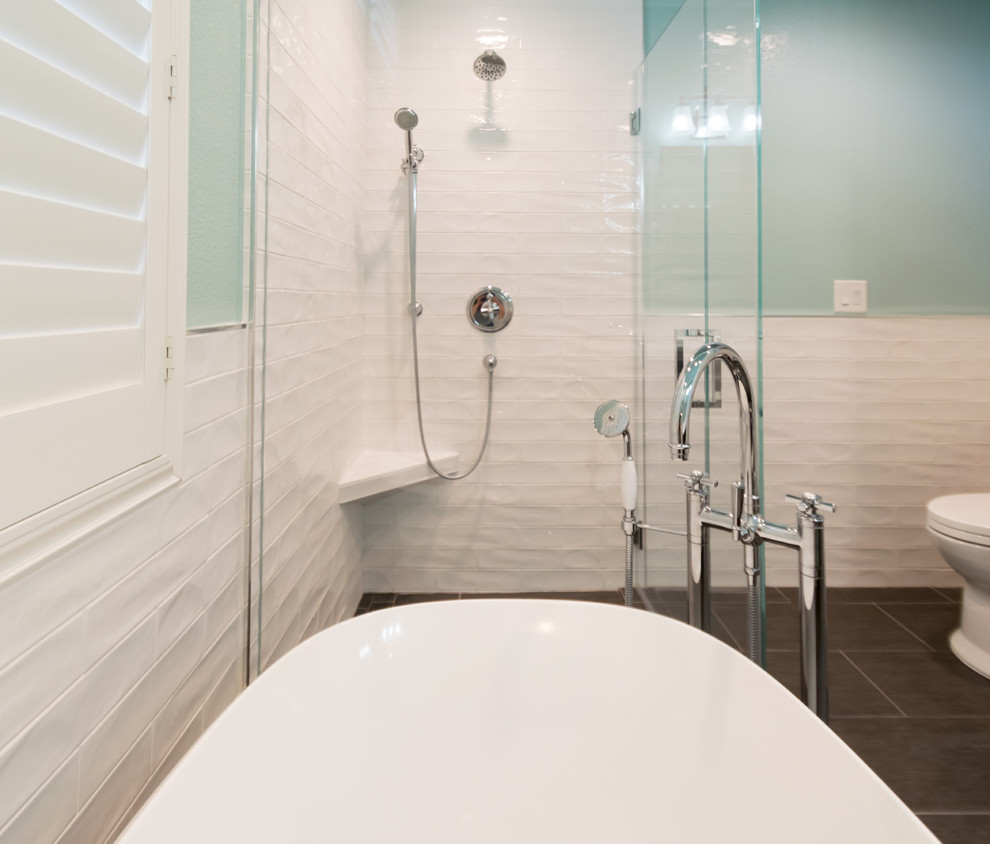 Großes Modernes Badezimmer En Suite mit freistehender Badewanne, Eckdusche, weißen Fliesen, Keramikfliesen, blauer Wandfarbe, Keramikboden, grauem Boden und Falttür-Duschabtrennung in San Francisco