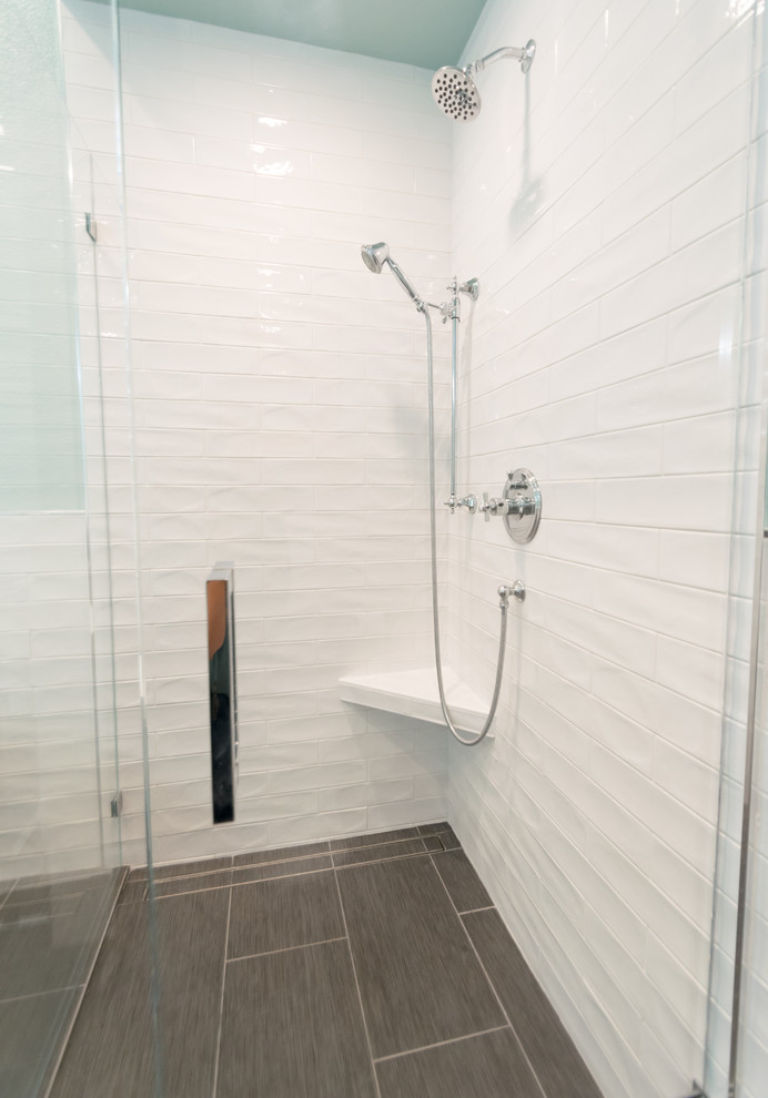 Idéer för att renovera ett stort funkis en-suite badrum, med ett fristående badkar, en hörndusch, vit kakel, keramikplattor, blå väggar, klinkergolv i keramik, grått golv och dusch med gångjärnsdörr