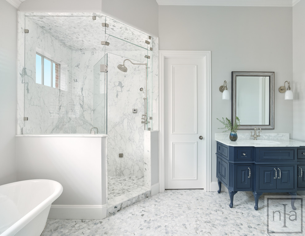 На фото: главная ванная комната в классическом стиле с фасадами островного типа, синими фасадами, ванной на ножках, угловым душем, серыми стенами, белым полом, душем с распашными дверями, белой столешницей, тумбой под одну раковину и встроенной тумбой с