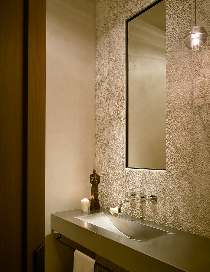 Идея дизайна: большая главная ванная комната в стиле модернизм с фасадами в стиле шейкер, светлыми деревянными фасадами и мраморной столешницей