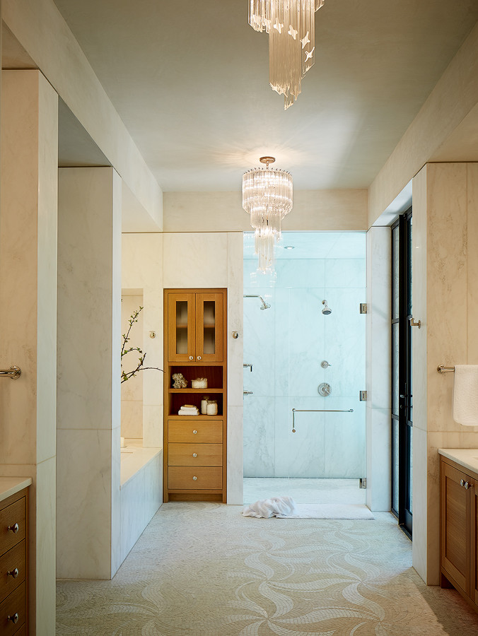 Idées déco pour une grande salle de bain principale moderne en bois clair avec un placard à porte shaker et un plan de toilette en marbre.