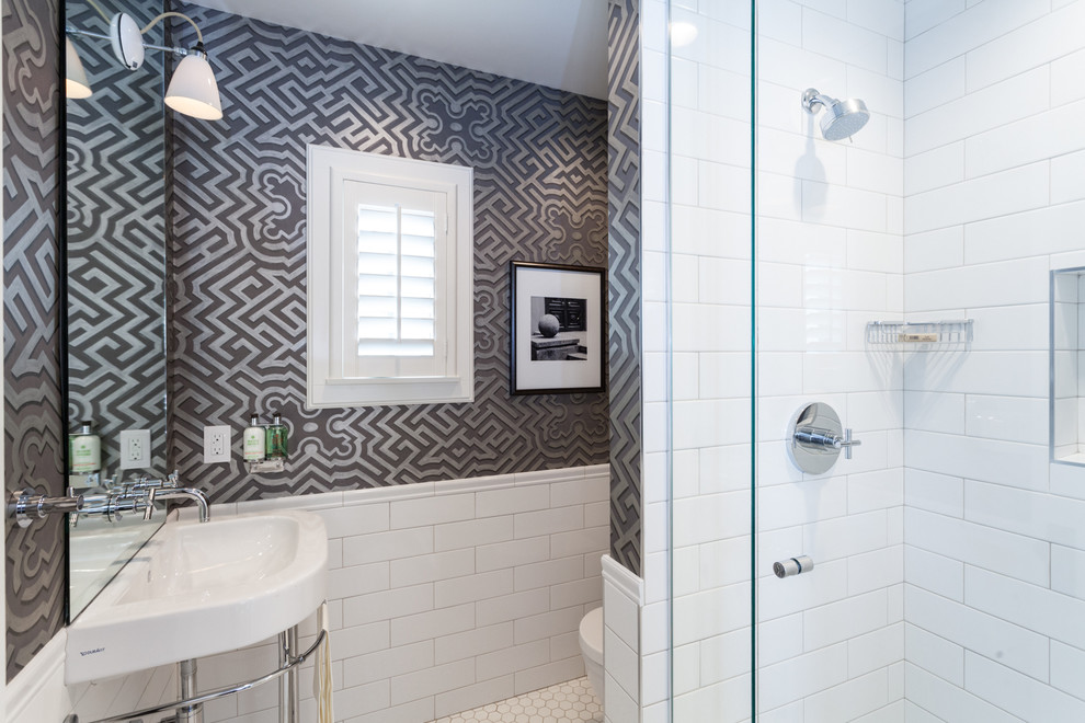 サクラメントにある高級な中くらいなトラディショナルスタイルのおしゃれな浴室 (コンソール型シンク、アルコーブ型シャワー、白いタイル、セラミックタイル、グレーの壁、モザイクタイル) の写真