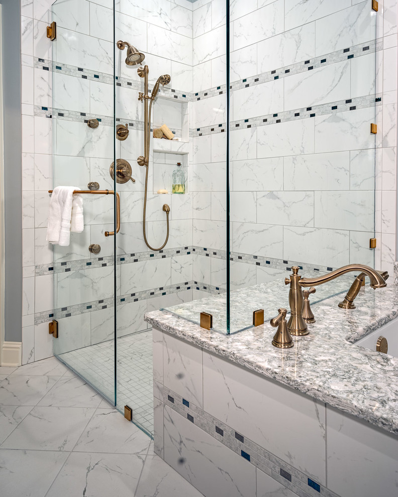 Пример оригинального дизайна: большая главная ванная комната в стиле неоклассика (современная классика) с фасадами в стиле шейкер, серыми фасадами, полновстраиваемой ванной, душем без бортиков, раздельным унитазом, желтой плиткой, керамогранитной плиткой, серыми стенами, полом из керамогранита, врезной раковиной, столешницей из искусственного кварца, белым полом и душем с распашными дверями