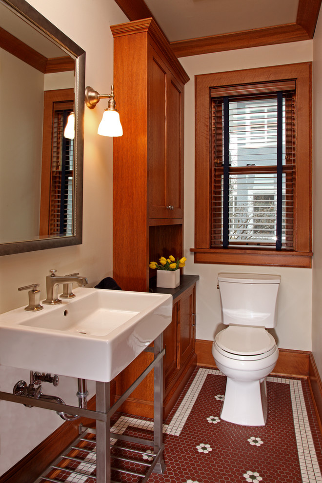 Exempel på ett amerikanskt badrum, med ett konsol handfat
