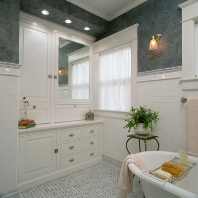 Exempel på ett klassiskt badrum, med vita skåp och vit kakel