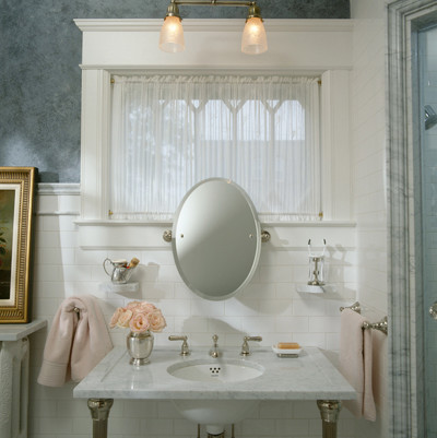 Foto di una stanza da bagno tradizionale con lavabo a consolle, ante bianche, piastrelle bianche, piastrelle diamantate e pareti blu