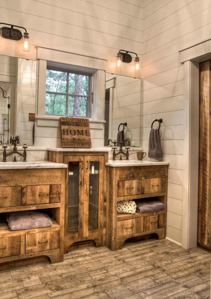 Ejemplo de cuarto de baño rústico con puertas de armario de madera oscura, paredes blancas, suelo de madera clara y encimera de granito