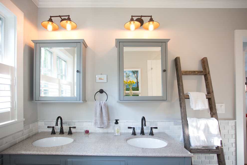Ejemplo de cuarto de baño principal tradicional renovado de tamaño medio con puertas de armario grises, baldosas y/o azulejos grises, baldosas y/o azulejos de cemento, paredes marrones y lavabo bajoencimera