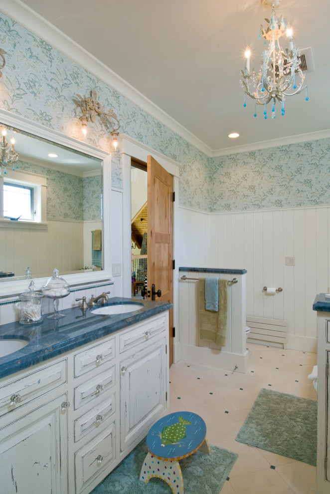Свежая идея для дизайна: ванная комната в классическом стиле с врезной раковиной, фасадами с выступающей филенкой, искусственно-состаренными фасадами и синей столешницей - отличное фото интерьера