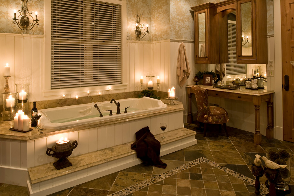 Foto de cuarto de baño principal tradicional con bañera encastrada, baldosas y/o azulejos multicolor y suelo de pizarra