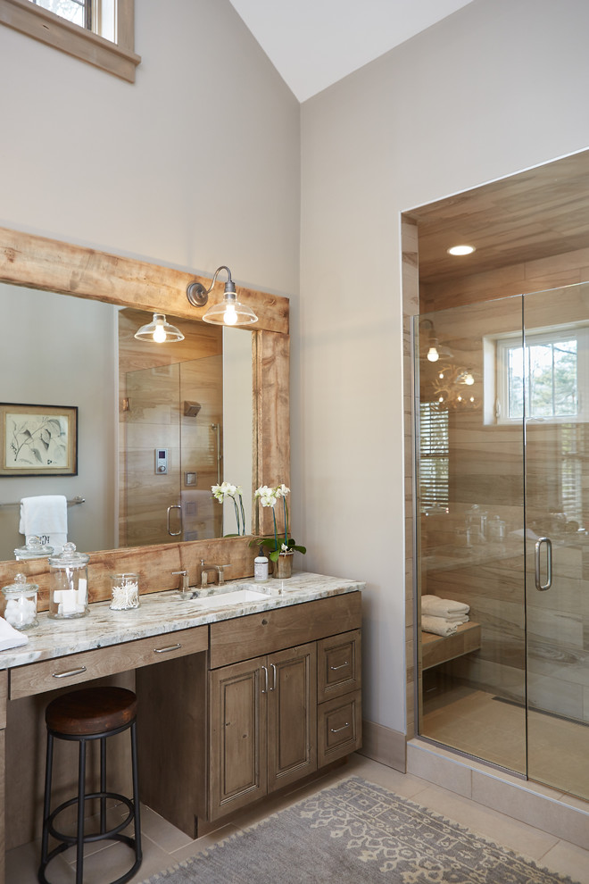 Foto på ett rustikt en-suite badrum, med ett undermonterad handfat, släta luckor, skåp i mellenmörkt trä, granitbänkskiva, ett fristående badkar, en dusch i en alkov, beige kakel, porslinskakel, beige väggar och klinkergolv i keramik