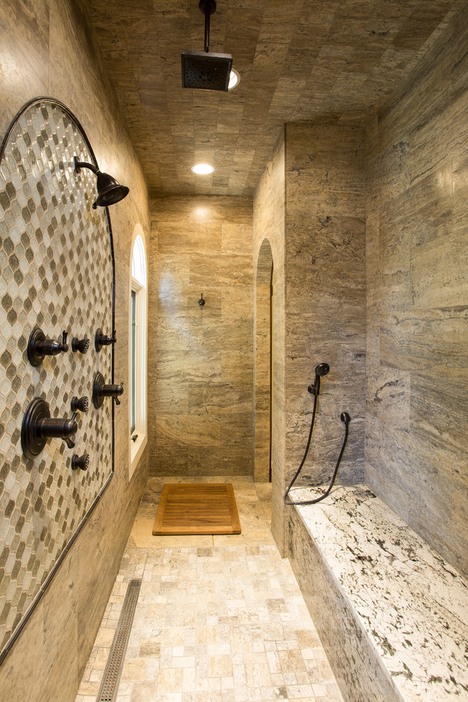 Aménagement d'une très grande salle de bain principale classique en bois foncé avec un placard avec porte à panneau surélevé, une baignoire posée, une douche ouverte, un carrelage multicolore, des carreaux de céramique, un mur gris, un sol en travertin, un lavabo encastré et un plan de toilette en granite.
