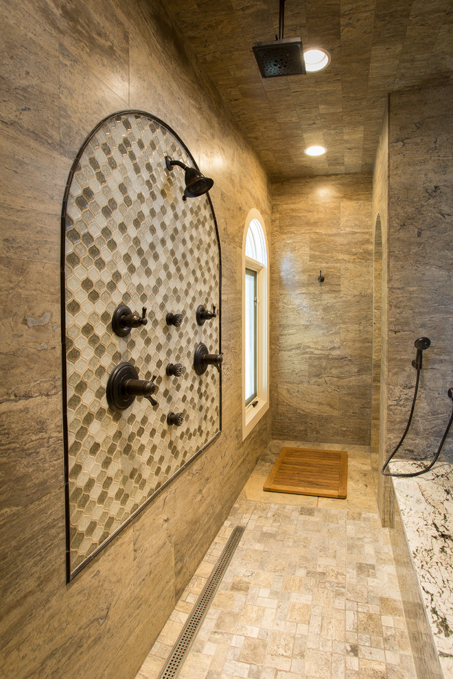 Bild på ett mycket stort vintage en-suite badrum, med luckor med upphöjd panel, skåp i mörkt trä, ett platsbyggt badkar, en öppen dusch, flerfärgad kakel, keramikplattor, grå väggar, travertin golv, ett undermonterad handfat och granitbänkskiva