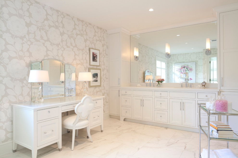 Immagine di una stanza da bagno padronale chic con ante con riquadro incassato, piastrelle bianche, pareti beige, pavimento in marmo, lavabo sottopiano e ante bianche