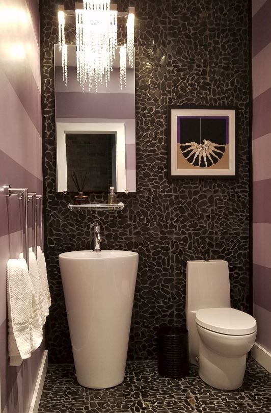 Пример оригинального дизайна: ванная комната среднего размера в современном стиле с унитазом-моноблоком, черной плиткой, галечной плиткой, разноцветными стенами, мраморным полом, раковиной с пьедесталом и черным полом