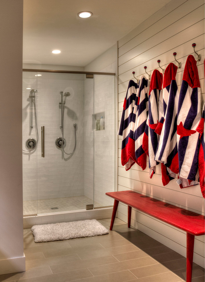 Réalisation d'une salle de bain marine pour enfant avec une douche double et un mur blanc.
