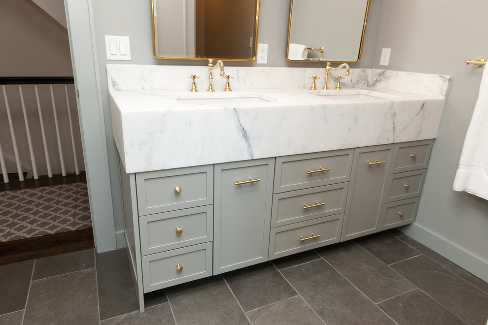 Idéer för att renovera ett mellanstort vintage vit vitt badrum med dusch, med skåp i shakerstil, gröna skåp, grå väggar, klinkergolv i keramik, ett undermonterad handfat, marmorbänkskiva och grått golv