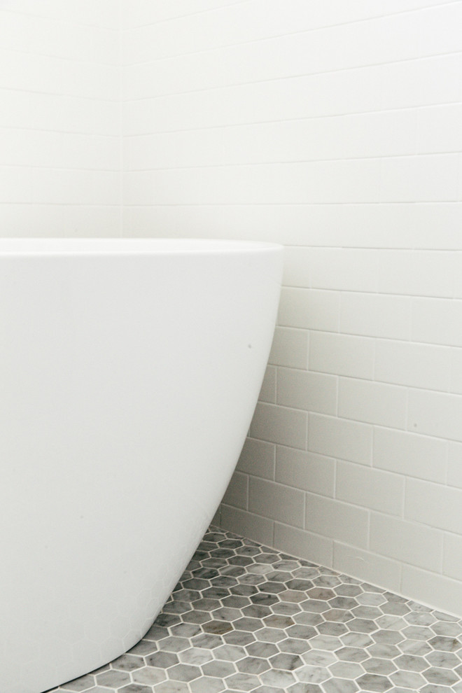 Modelo de cuarto de baño nórdico pequeño con baldosas y/o azulejos grises y paredes blancas