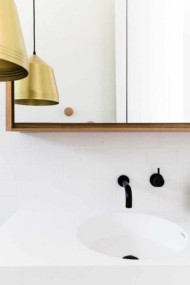 Ejemplo de cuarto de baño escandinavo pequeño con baldosas y/o azulejos grises y paredes blancas