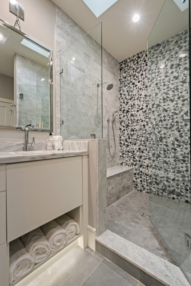 Свежая идея для дизайна: ванная комната среднего размера в морском стиле с серыми фасадами, светлым паркетным полом и серым полом - отличное фото интерьера