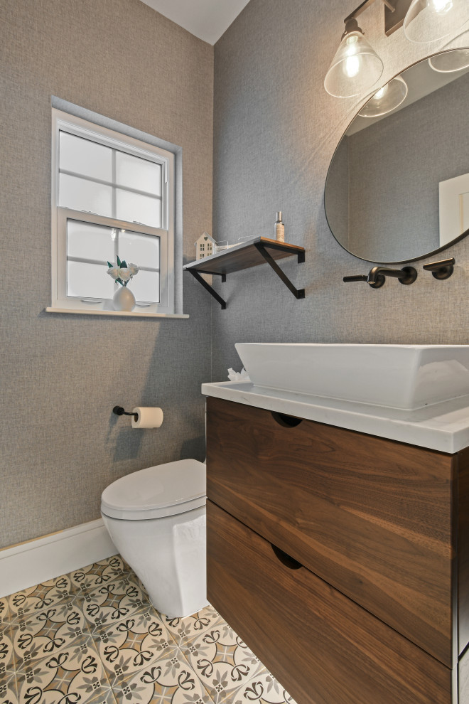 Modelo de cuarto de baño costero de tamaño medio con puertas de armario grises, suelo de madera clara y suelo gris