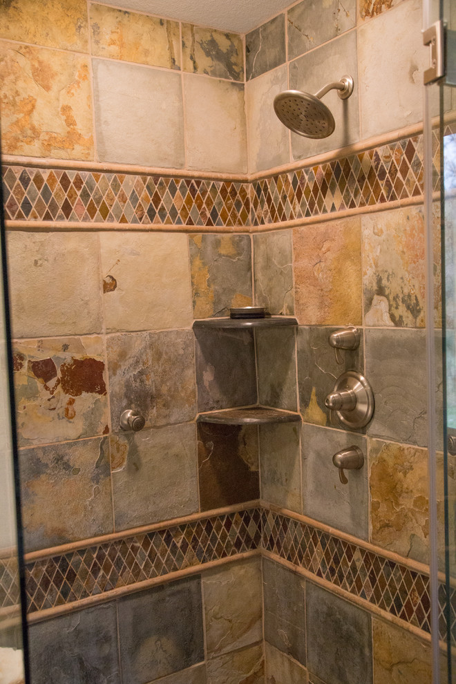 Exemple d'une salle de bain principale montagne avec une douche d'angle, WC à poser, un carrelage multicolore, un carrelage de pierre, un sol en ardoise et un lavabo encastré.