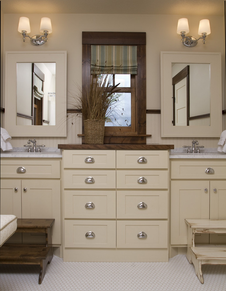 Стильный дизайн: ванная комната: освещение в стиле рустика с плиткой мозаикой - последний тренд