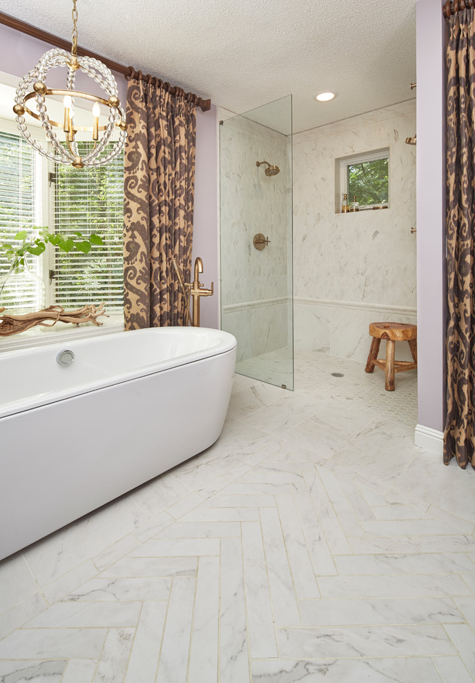 Exemple d'une salle de bain principale chic avec des carreaux de porcelaine, une baignoire indépendante, une douche ouverte, un carrelage blanc, un mur violet et aucune cabine.