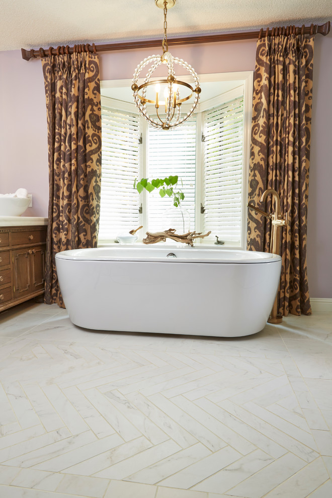 Exemple d'une grande salle de bain principale chic avec une baignoire indépendante, une douche ouverte, un carrelage blanc, des carreaux de porcelaine et un mur violet.