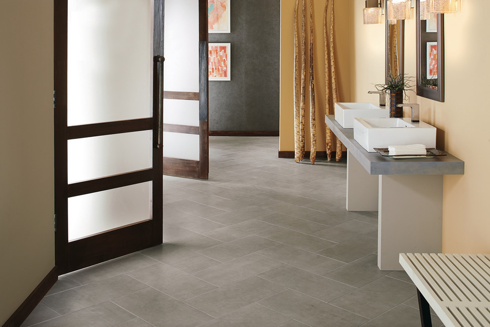 Idée de décoration pour une salle de bain principale tradition de taille moyenne avec un carrelage gris, un mur beige et un sol en ardoise.