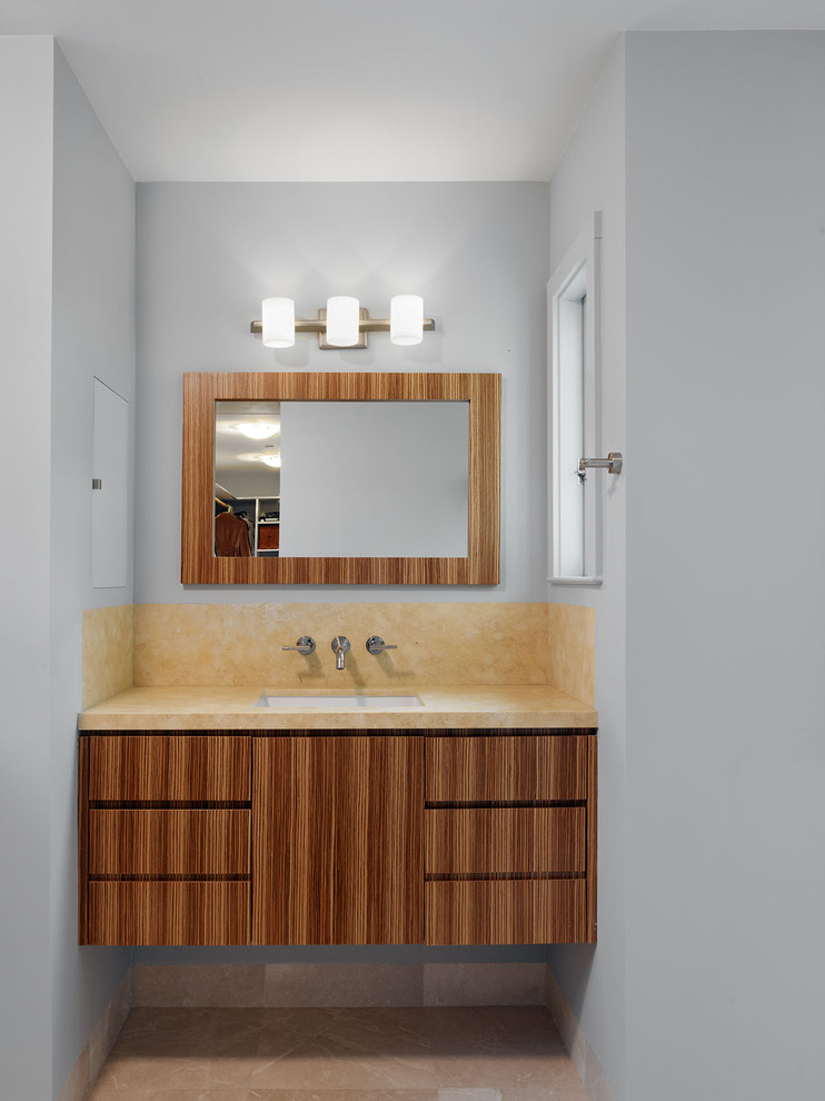 Modern inredning av ett stort en-suite badrum, med ett undermonterad handfat, ett fristående badkar, släta luckor, skåp i mörkt trä, en dusch i en alkov och grå väggar