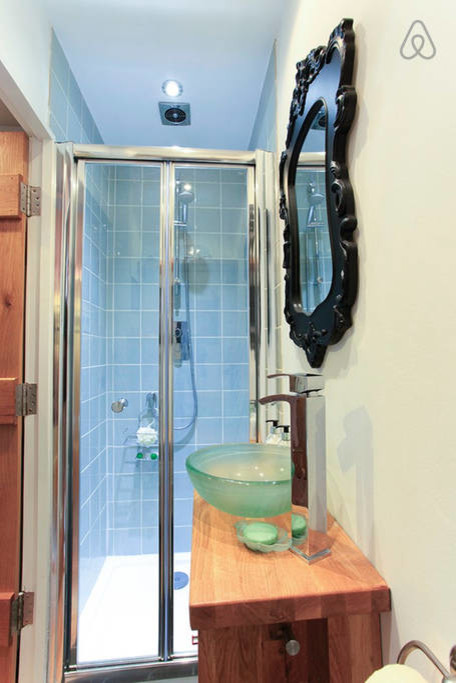 Источник вдохновения для домашнего уюта: маленькая ванная комната в классическом стиле с душевой кабиной для на участке и в саду