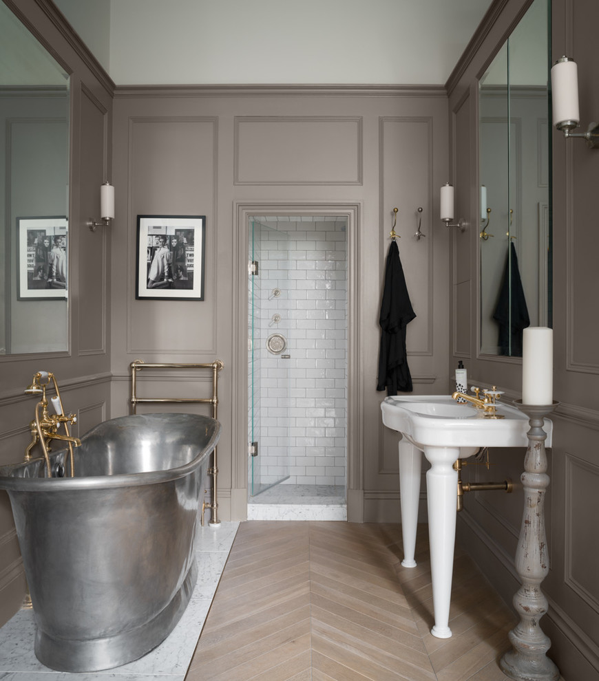 Источник вдохновения для домашнего уюта: главная ванная комната в стиле неоклассика (современная классика) с отдельно стоящей ванной, душем в нише, белой плиткой, плиткой кабанчик, коричневыми стенами, светлым паркетным полом, консольной раковиной, бежевым полом, душем с распашными дверями и зеркалом с подсветкой