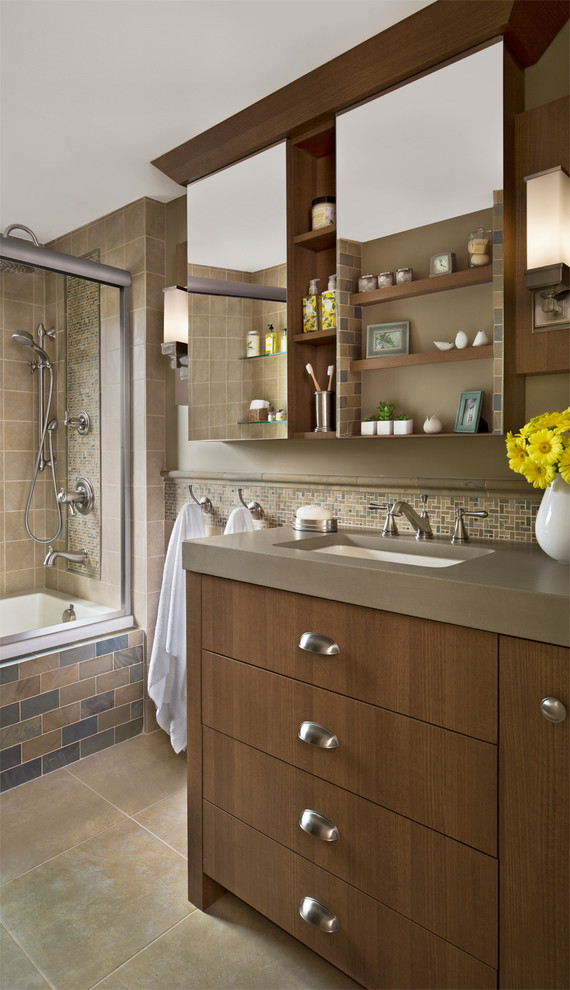 На фото: ванная комната в стиле неоклассика (современная классика) с коричневыми стенами с