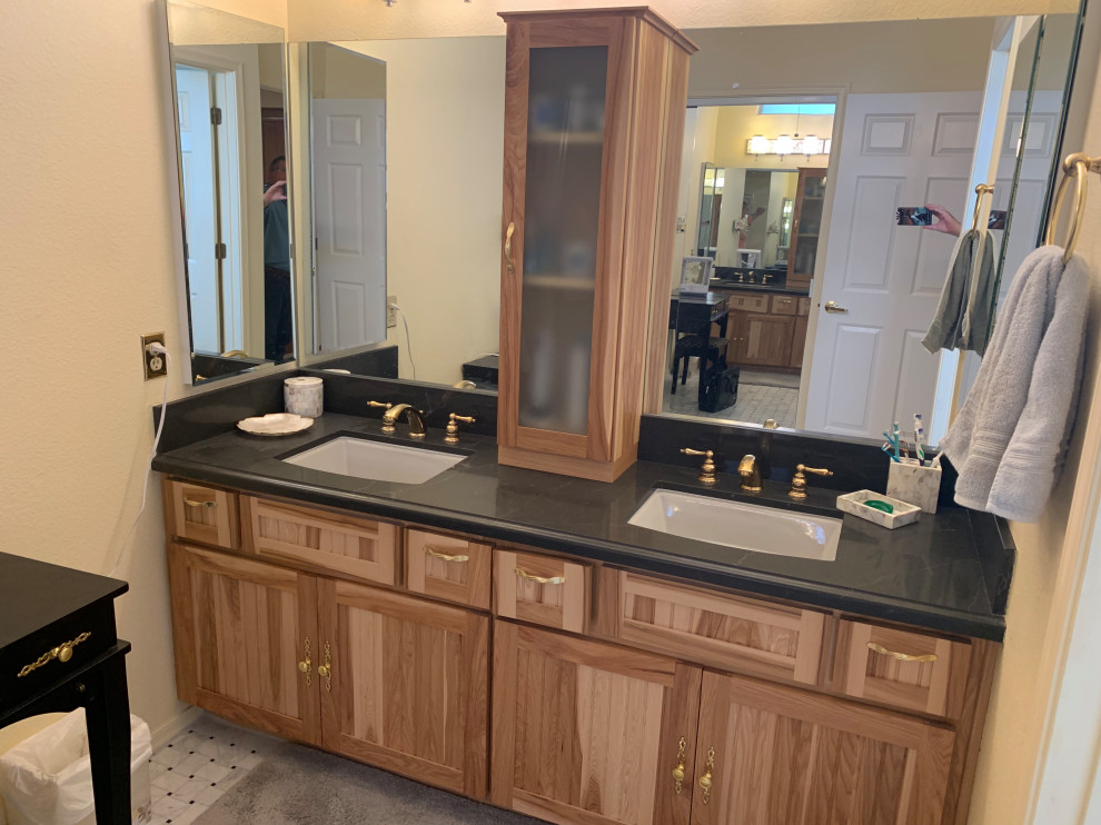 Mittelgroßes Modernes Badezimmer mit Schrankfronten im Shaker-Stil, hellbraunen Holzschränken, Doppelwaschbecken und eingebautem Waschtisch in Las Vegas