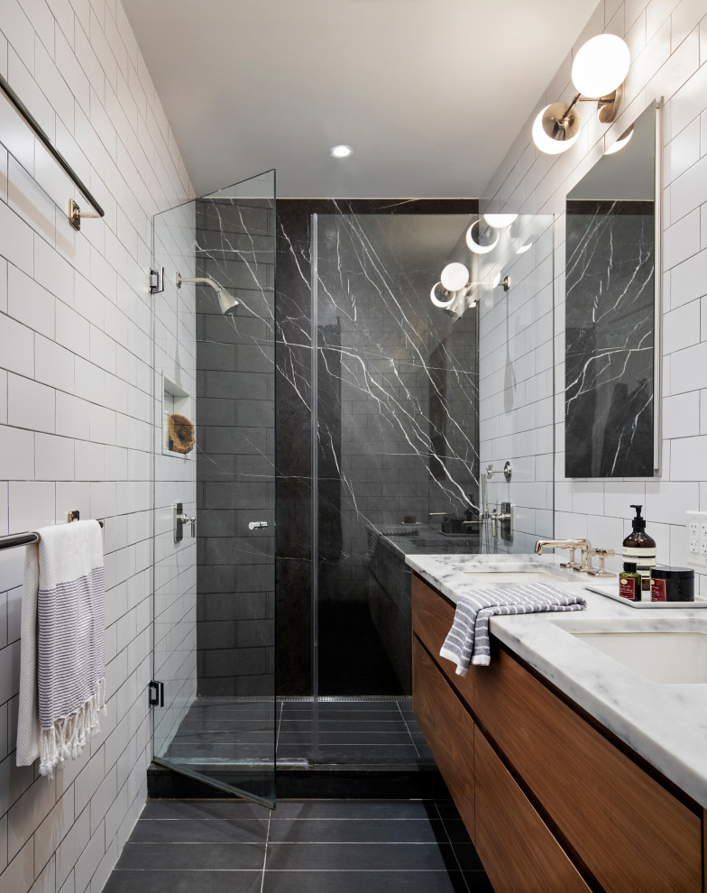 Exemple d'une salle de bain principale tendance en bois foncé avec un placard à porte plane, un lavabo encastré, un plan de toilette en marbre, une cabine de douche à porte battante, meuble double vasque, meuble-lavabo suspendu et du papier peint.