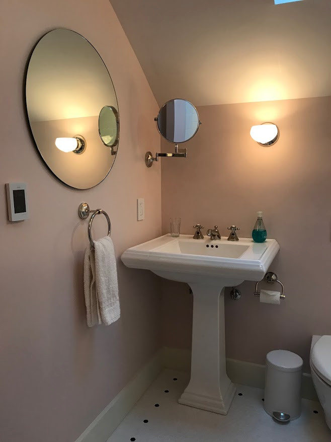 Источник вдохновения для домашнего уюта: маленькая ванная комната в стиле кантри с розовыми стенами и раковиной с пьедесталом для на участке и в саду