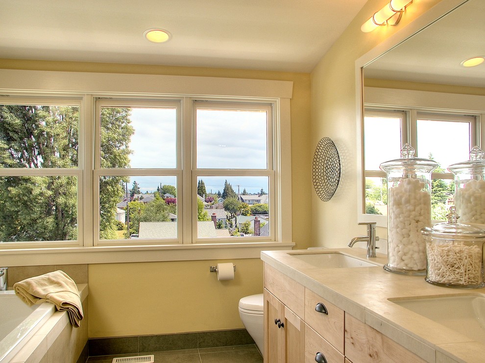 Свежая идея для дизайна: ванная комната в классическом стиле с врезной раковиной и окном - отличное фото интерьера