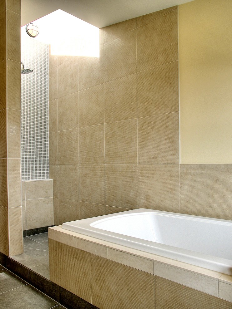 Inspiration pour une salle de bain traditionnelle avec une baignoire posée, une douche ouverte et un carrelage beige.