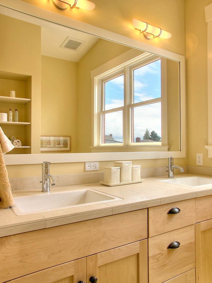 Foto de cuarto de baño tradicional con encimera de azulejos y ventanas