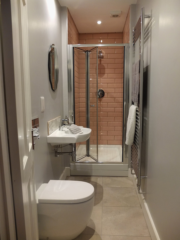 Foto di una piccola stanza da bagno padronale minimal con lavabo sospeso, doccia alcova, WC sospeso, piastrelle rosa, piastrelle in ceramica, pareti grigie e pavimento in linoleum