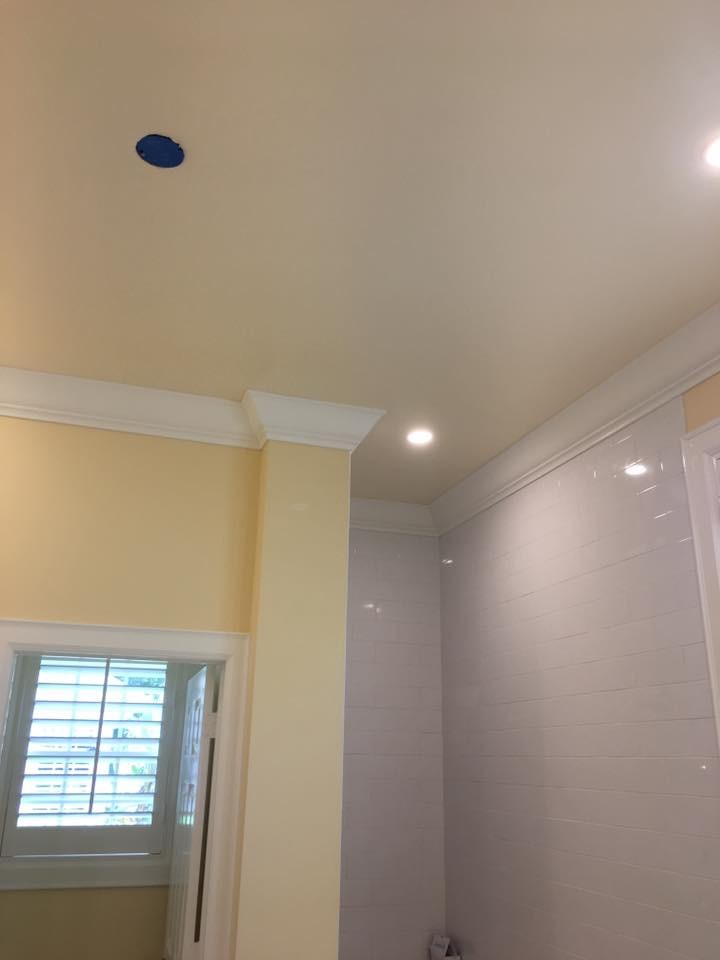 Foto di una stanza da bagno padronale american style di medie dimensioni con doccia a filo pavimento, piastrelle bianche, piastrelle in gres porcellanato, pareti gialle e doccia aperta