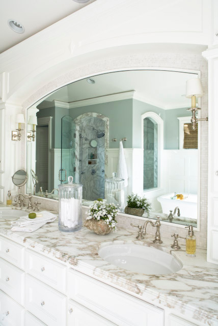 トラディショナルスタイルのおしゃれな浴室の写真